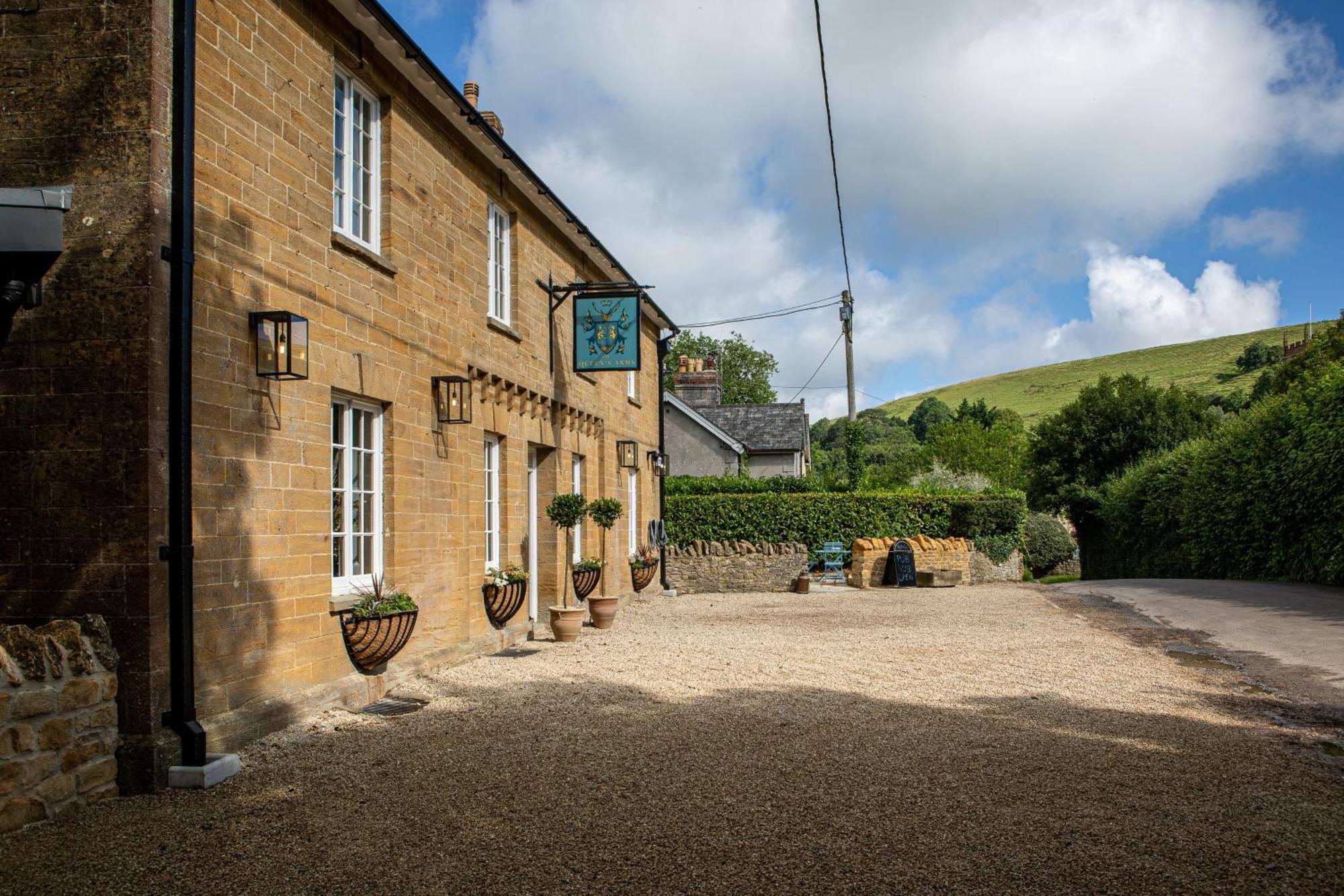 The Queens Arms Poyntington Exterior foto