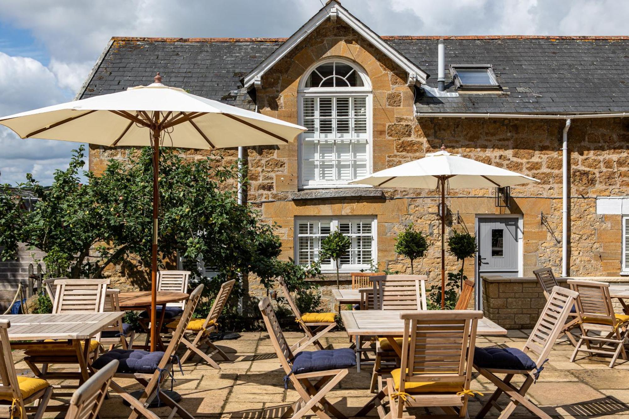 The Queens Arms Poyntington Exterior foto