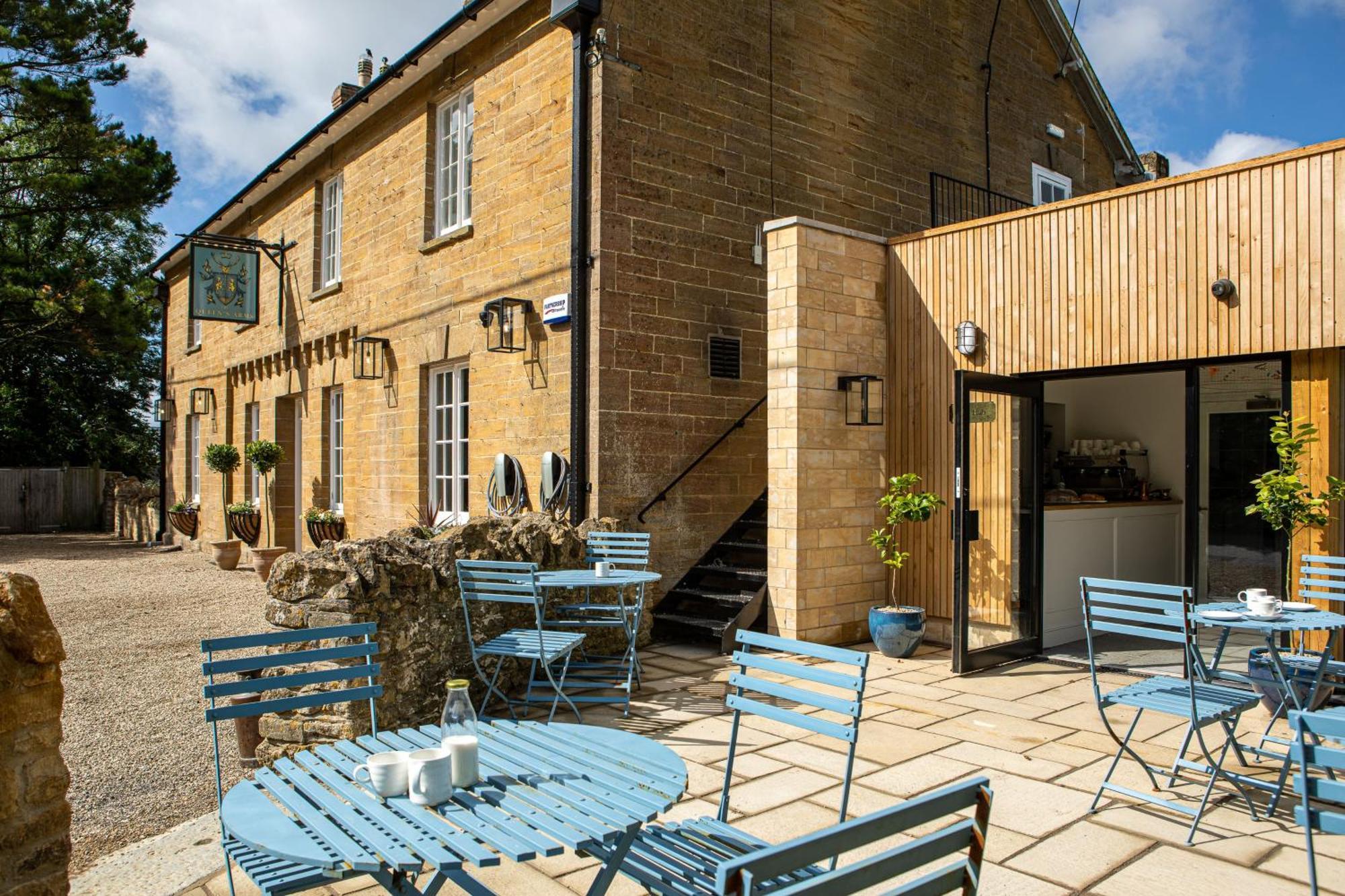The Queens Arms Poyntington Exterior foto