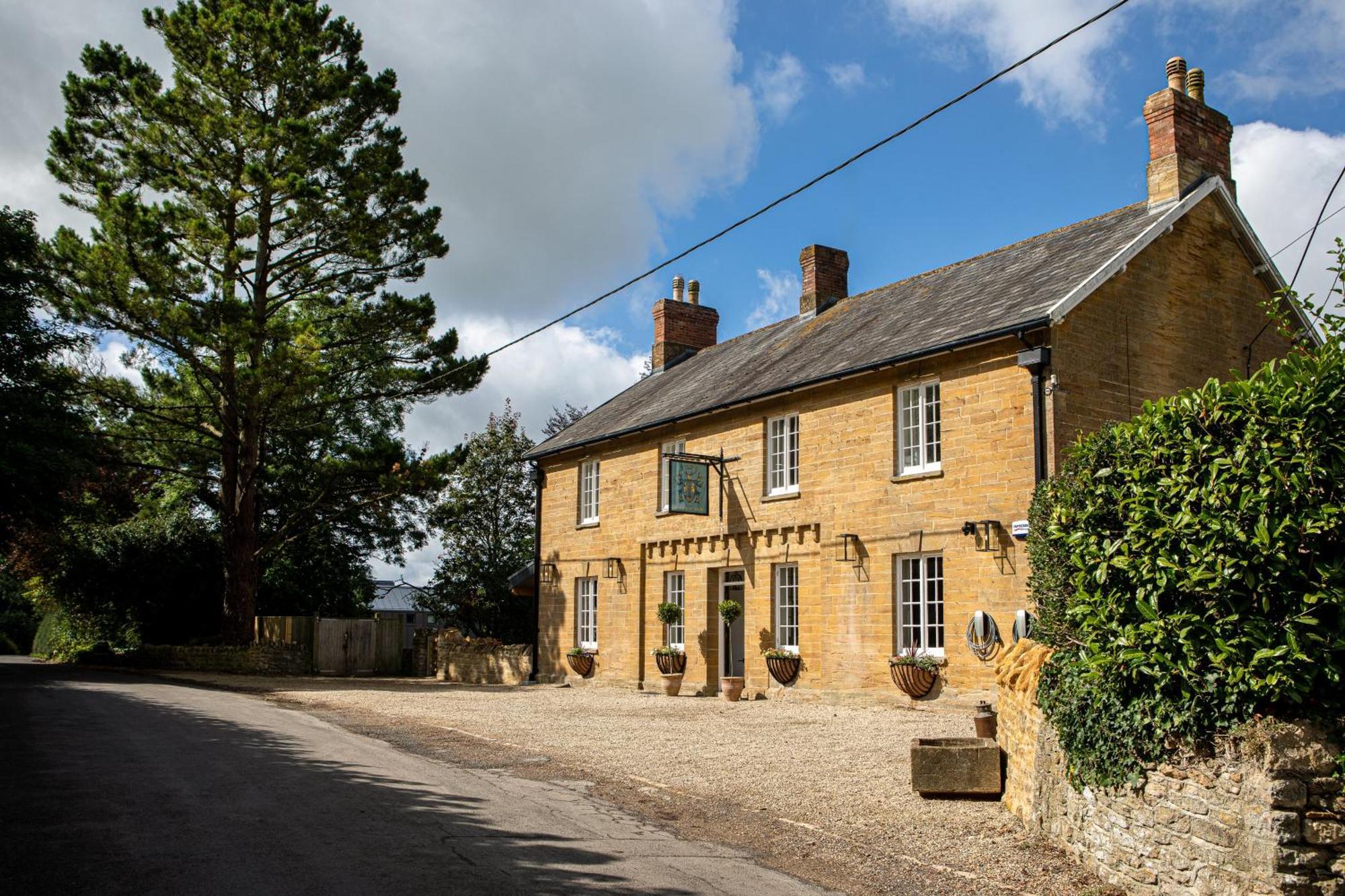 The Queens Arms Poyntington Exterior foto