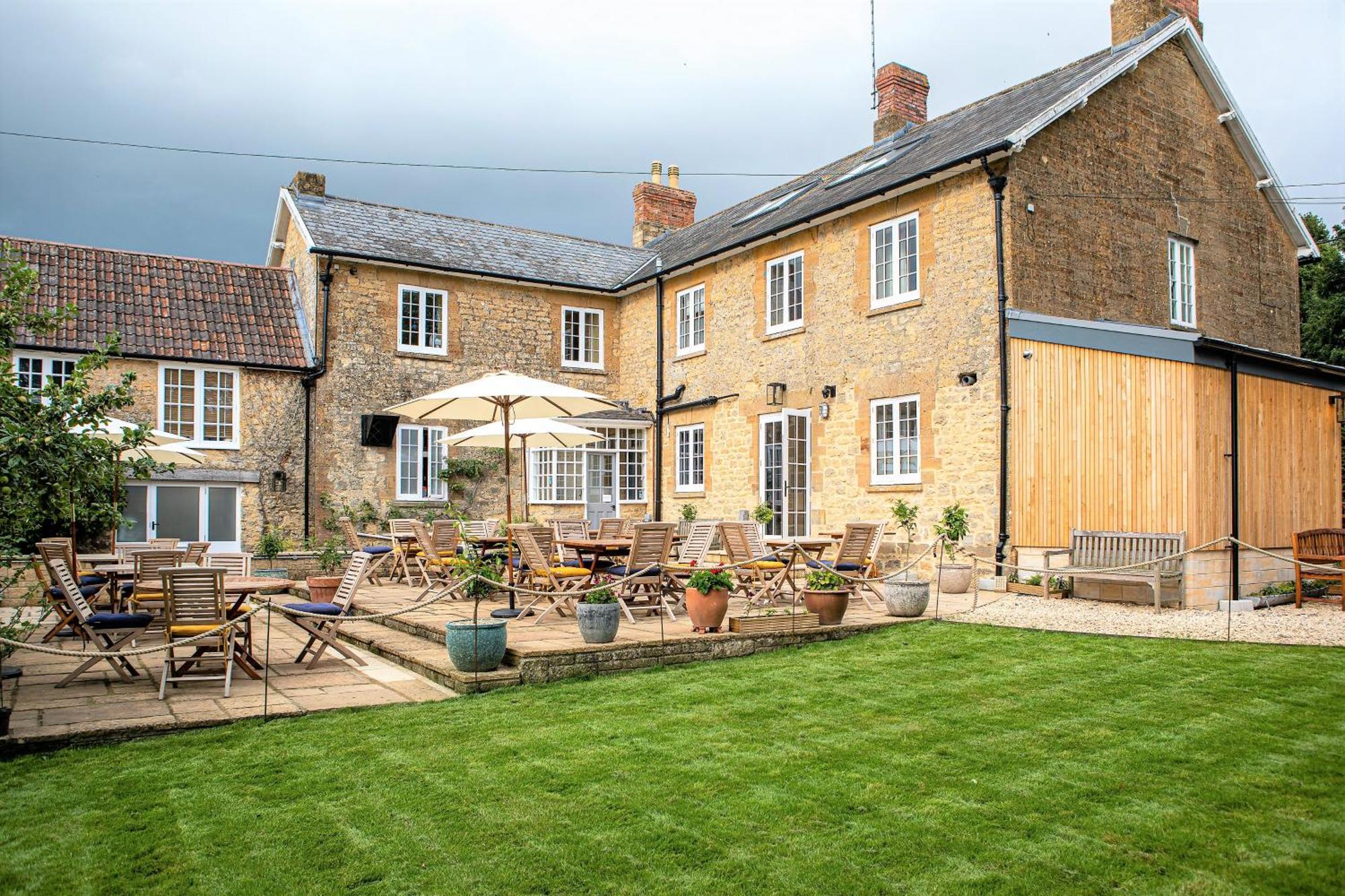 The Queens Arms Poyntington Exterior foto